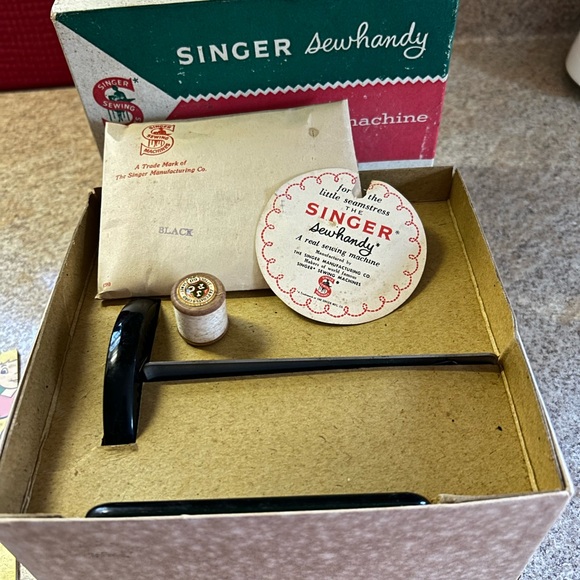 Antique 1955 Singer Child's Sewing Machine - Picture 10 of 12